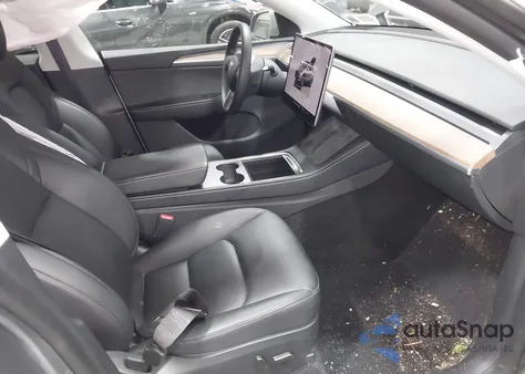 2024 Tesla Model Y Long Range Dual Motor All-Wheel Drive z USA, uszkodzony, nr VIN 7SAYGDEE8RA286933